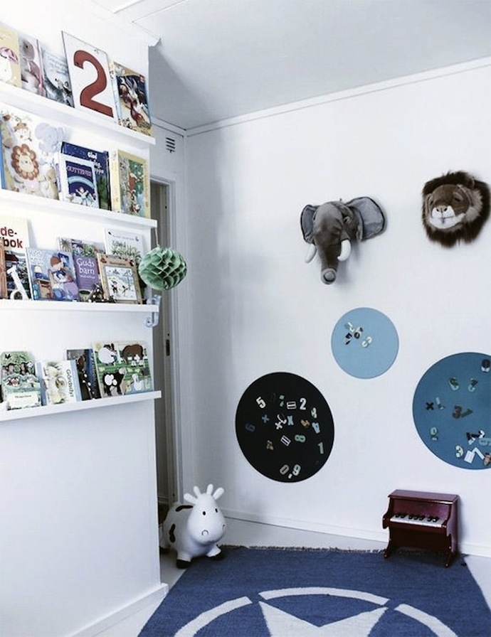 Tips and Tricks: 7 Clever Shelf Ideas to Display Your Kids' Books ➤ Discover the season's newest designs and inspirations for your kids. Visit us at www.circu.net/blog/ #KidsBedroomIdeas #CircuBlog #MagicalFurniture @CircuBlog